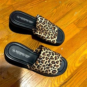 Womens wedge Sandals size 6 cheetah print super good condition